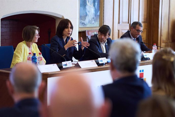 La ministra de Ciencia, Innovación y Universidad, Diana Morant, durante su intervención en la inauguración del curso 'La LOSU. Desafíos y Oportunidades con su implantación', en el Palacio de la Magdalena, en Santander.