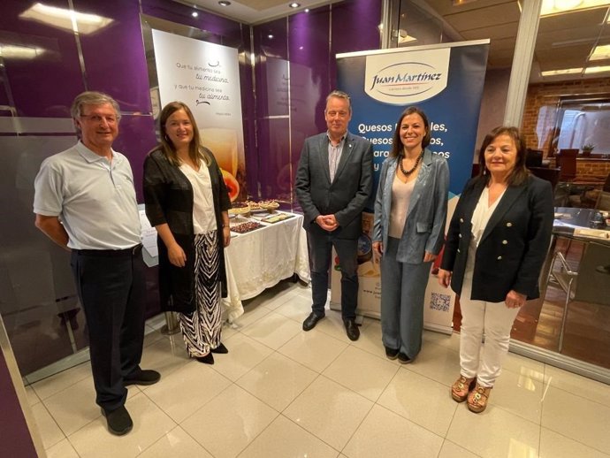 El presidente de la Quesería Juan Martínez; la directora general de Agricultura, Begoña López; el consejero de Medio Rural, Marcelino Marcos; la directora general de la empresa, Sara Martínez y Marisol Valledor, socia de la compañía.