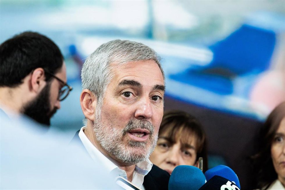 El presidente de Canarias, Fernando Clavijo, ofrece declaraciones a los medios tras una reunión con ocho ONGS, en la Delegación del Gobierno regional de Canarias en Madrid, a 5 de septiembre de 2024, en Madrid (España). Clavijo se ha reunido con diferen