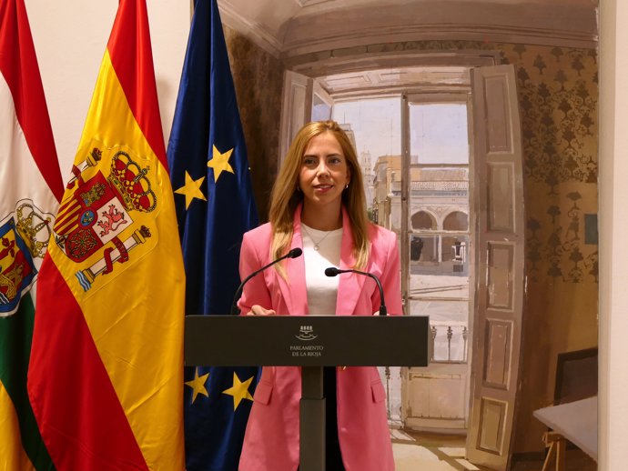 La presidenta del Parlamento, Marta Fernandez, frente a la obra de Eduardo Millán Sañudo que viajará a Almería