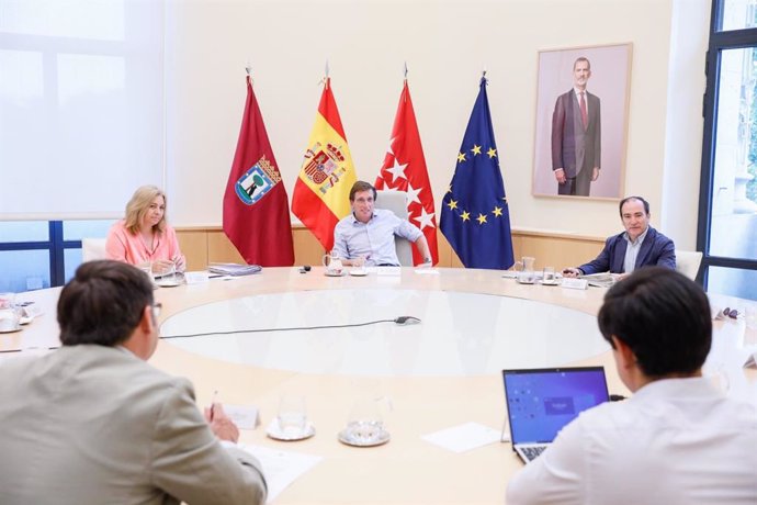 El alcalde de Madrid, José Luis Martínez-Almeida, en una reunión de la Junta de Gobierno