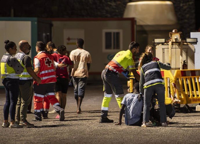 Trabajadores de Cruz Roja reciben a los 176 migrantes de una patera que ha sido remolcada por Salvamento Marítimo al puerto de La Restinga, a 4 de septiembre de 2024, en El Hierro, Santa Cruz de Tenerife, Canarias (España). Un Cayuco con 176 personas migr