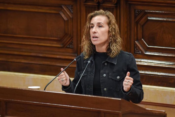 La diputada de la CUP, Laia Estrada, interviene en el pleno del Parlament