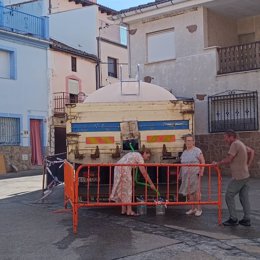 Camión cisterna para abastecer a los pueblos afectados por los cortes de agua potable en Valle del Jerte