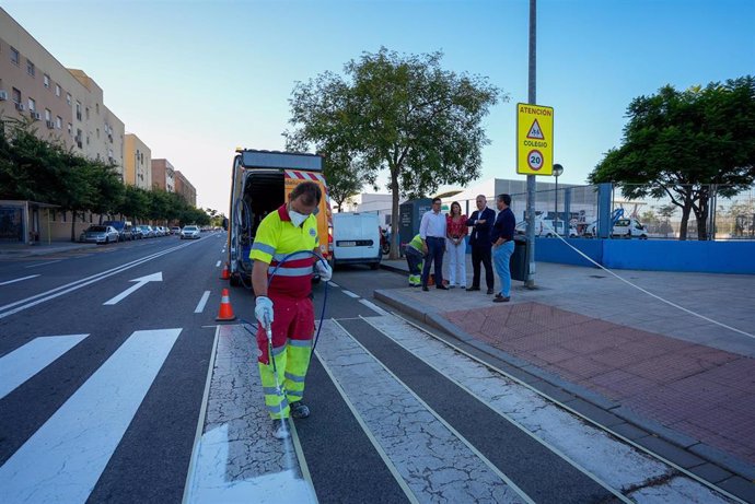 Trabajos de señalética para reforzar la seguridad vial en el entorno de colegios.