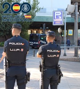 Agentes de la Policía Nacional en Granada.