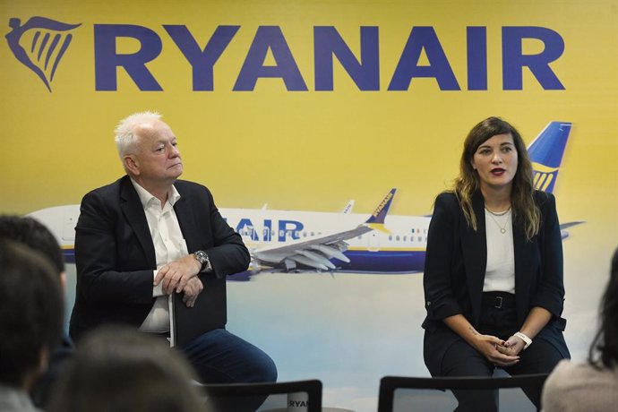 El consejero delegado de Ryanair, Eddie Wilson, y la country manager en España y Portugal, Elena Cabrera, durante una rueda de prensa.