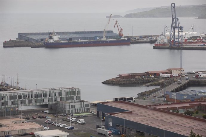 Dos trabajadores muertos y un herido grave al volcar dos grúas en el puerto de ‘El Musel’ en Gijón