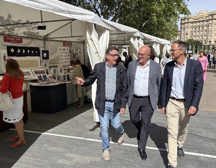 El alcalde de Valladolid, Jesús Julio Carnero (en el centro), flanqueado por el presidente de Aceva, Juan Carlos Jimeno (izda), y el concejal Víctor Martín (dcha).