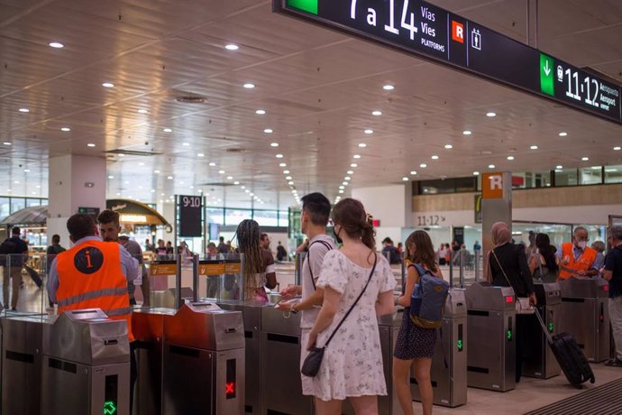 Archivo - Usuarios en la estación de Sants de Barcelona