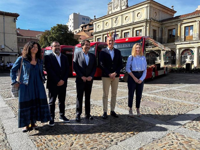 El alcalde de León, junto a los representantes de la empresa concesionaria del transporte público frente a los nuevos autobuses cero emisiones.