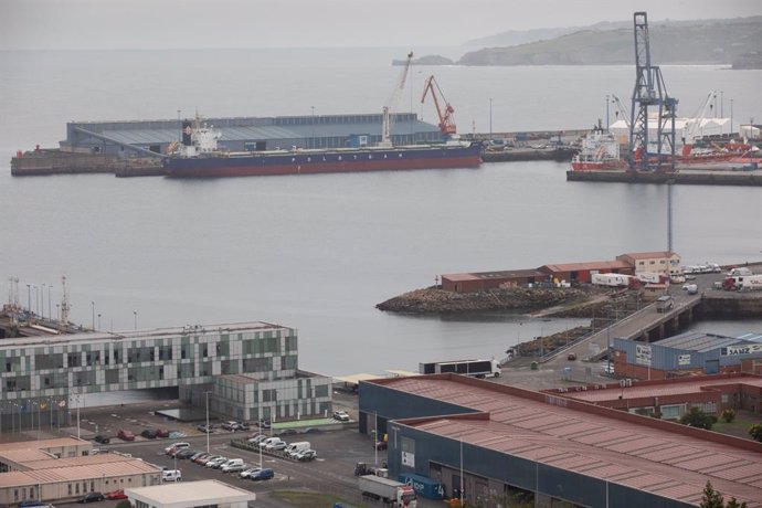 Accidente con fallecidos al volcar dos camiones grúas en el Puerto de El Musel, en Gijón.