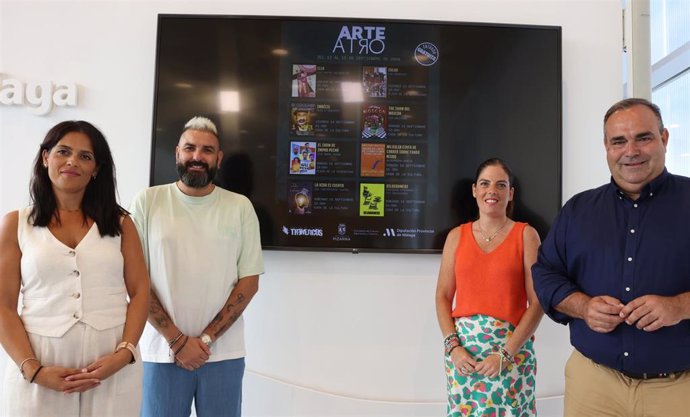 La diputada provincial María Dolores Vergara junto al alcalde de Pizarra, Félix Lozano, y el presidente de Trenéticos, José Román