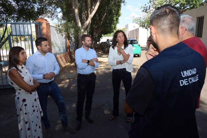 La consejera de Inclusión Social visita el centro municipal para personas sin hogar de Almería.