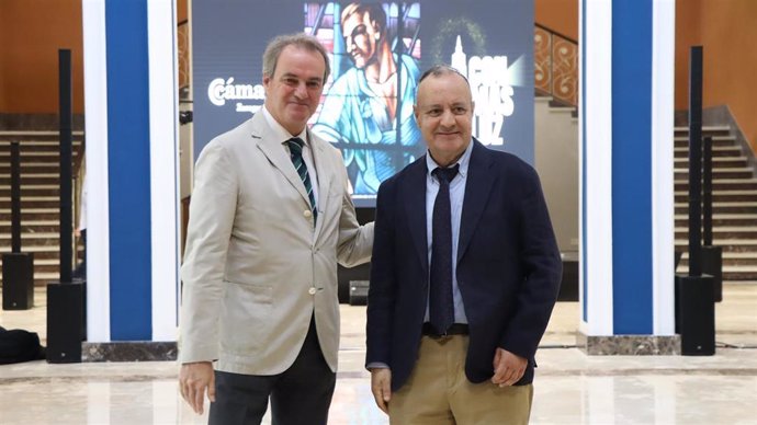 El presidente de la Cámara, Jorge Villarrroya, y su director general, José Miguel Sánchez, durante la presentación de la obra de reforma del edificio.