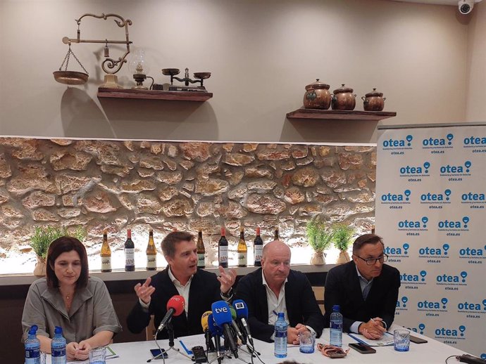 Rueda de prensa del presidente de Otea, José Luis Álvarez Almeida, y los vicepresidentes, Fernando Corral y Javier Martínez y de la presidenta de la Asociación de Camping de Asturias, Laura Arias.