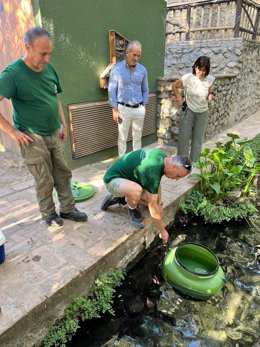 Martínez (centro) en la reintroducción de 300 ejemplares de salinetes en el Zoo de Córdoba.