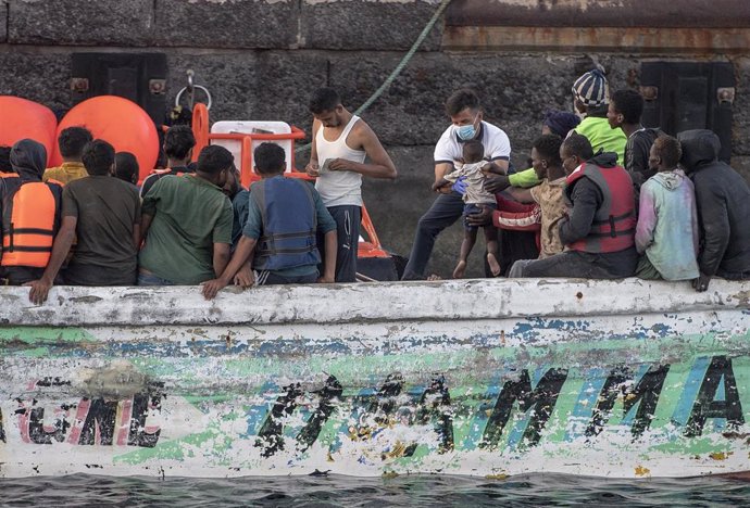 Un cayuco a su llegada al puerto de La Restinga, a 31 de agosto de 2024, en El Hierro, Canarias (España). 