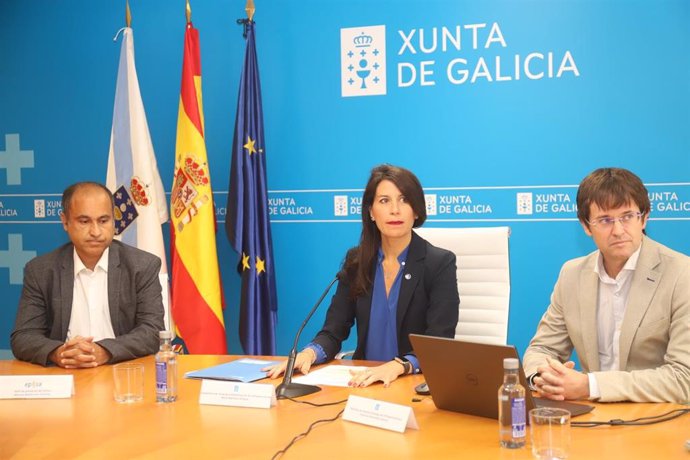 El jefe de Proyectos de la consultora, Marcos Maderuelo, la conselleira de Vivenda e Planificación de Infraestruturas, María Martínez Allegue, y el director de la Axencia Galega de Infraestruturas, Francisco Menéndez.