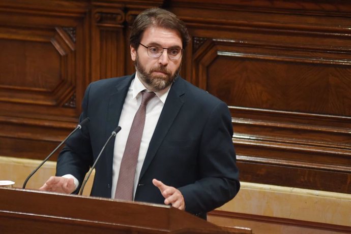 El presidente del PSC en el Parlament, Ferran Pedret, interviene en el pleno