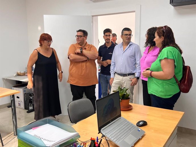 Visita del delegado de Empleo de la Junta en Granada, José Javier Martín (3d), a la Unidad Orienta de Albuñol, junto con la alcaldesa, María José Sánchez (1d) y el presidente de la Mancomunidad de Municipios de la Costa Tropical, José Javier Martín (2d)