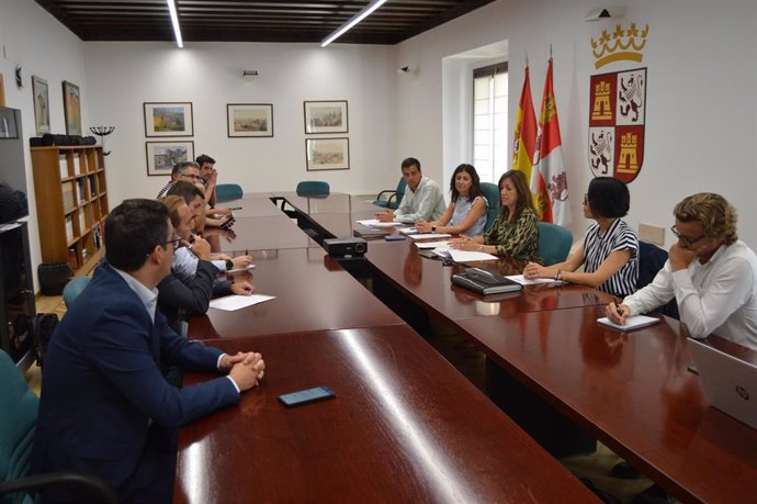 Reunión entre la directora general de Transportes de la Junta y representantes de municipios que integran el transporte metropolitano en Segovia.