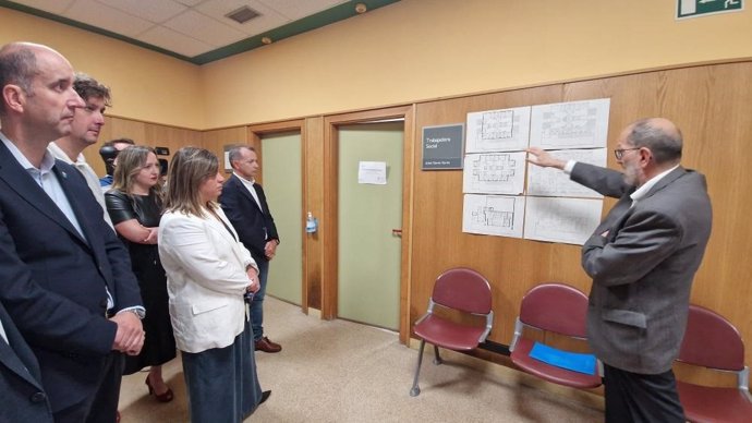 La vicepresidenta del Principado, Gimena Llamedo, durante la visita al centro de salud de Llanes.