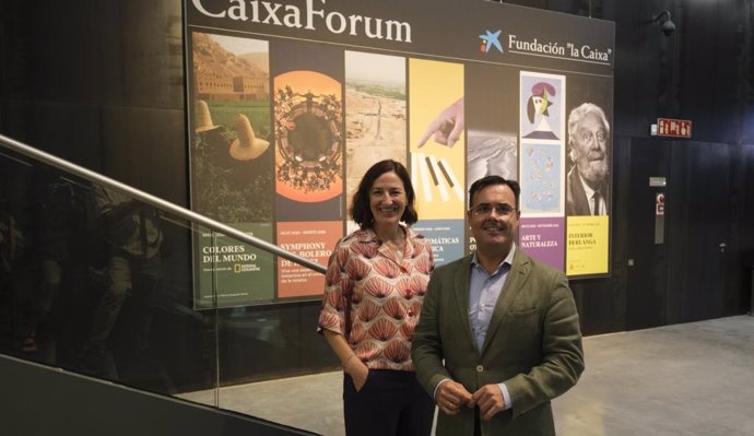 La directora del Área de Exposiciones, Colección y CaixaForum+ de la Fundación ”la Caixa”, Isabel Salgado, y el director de CaixaForum Sevilla, Moisés Roiz.