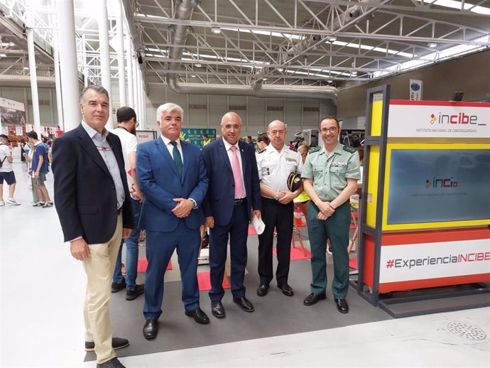 El subdelegado de Gobierno, Jacinto Canales, El responsable de Gabinete de Dirección de Incibe, Luis Hidalgo, y los responsables de Policia Nacional y Guardia Civil en el Stand de Incibe en Feria Valladolid