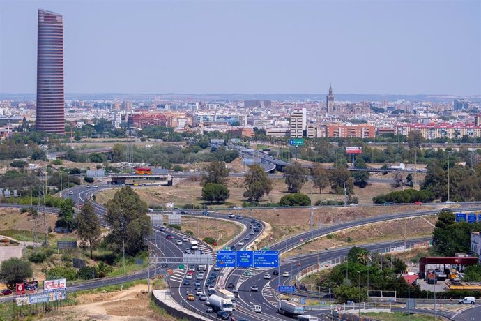 Archivo - Tráfico intenso en las primeras horas en la salida de Sevilla hacia las costas. Imagen de archivo.