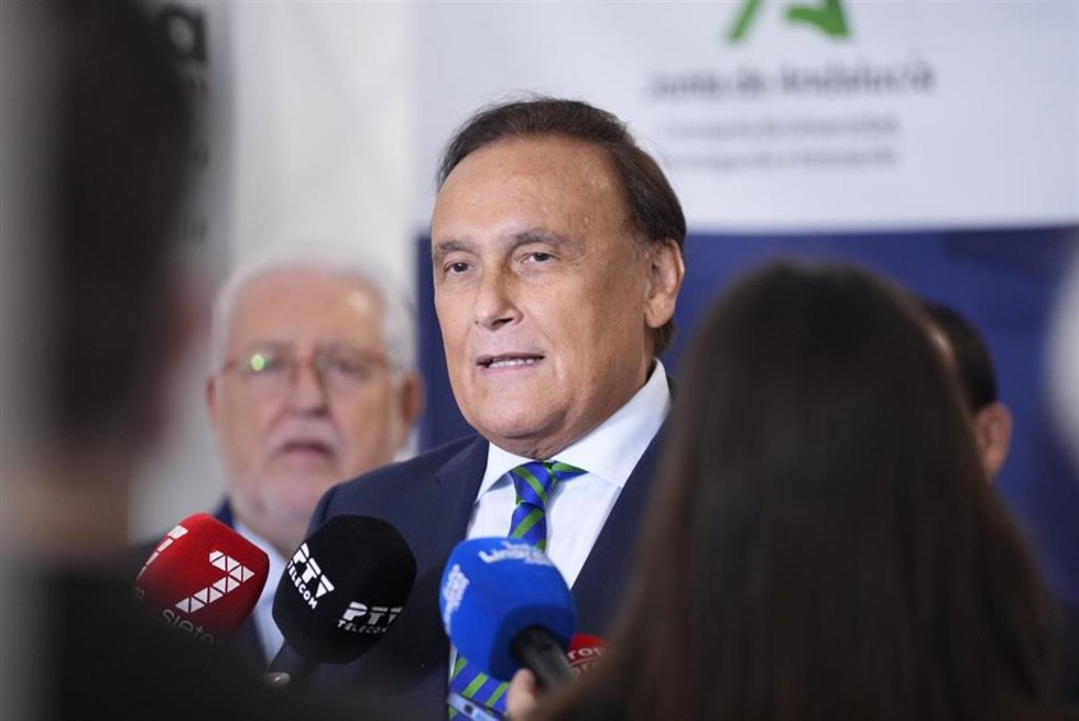 El consejero de Universidad, Investigación e Innovación, José Carlos Gómez Villamandos, atiende a los periodistas.
