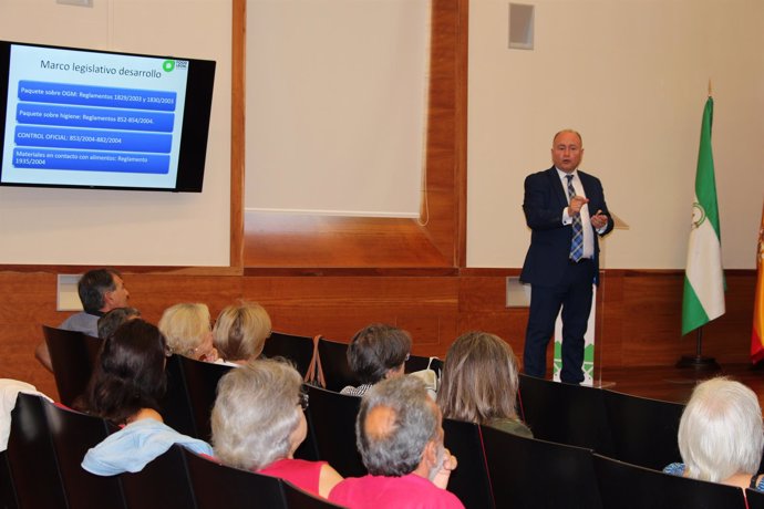 El director ejecutivo de 'Food Legal Solutions', Juan Ramón Hidalgo, en la sede de la UNIA en Baeza (Jaén).