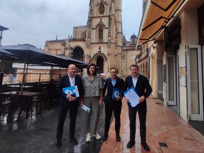 El presidente de Otea, José Luis Álvarez Almeida, y los vicepresidentes, Fernando Corral y Javier Martínez y de la presidenta de la Asociación de Camping de Asturias, Laura Arias.