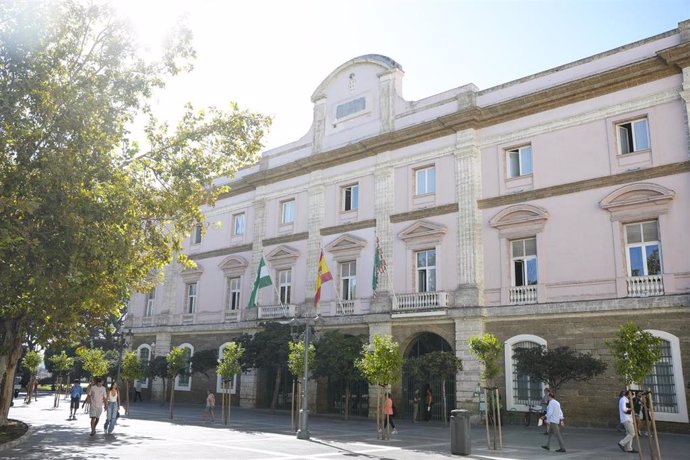 Fachada del Palacio Provincial de la Diputación de Cádiz en la capital gaditana.