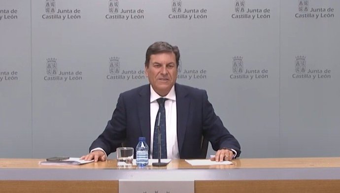 El consejero de Economía y Hacienda y portavoz, Carlos Fernández Carriedo, en la rueda de prensa posterior al Consejo de Gobierno