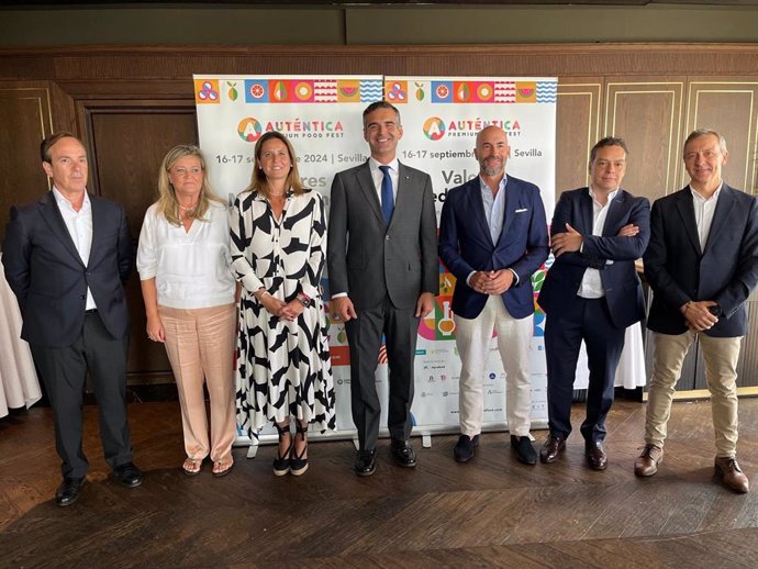 El consejero de Agricultura, Ramón Fernández-Pacheco, en el centro de la imagen con motivo de la presentación de la segunda edición de Auténtica, que se celebrará en el Palacio de Exposiciones y Congresos de Sevilla (Fibes).