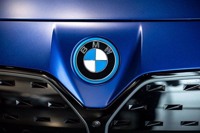 Archivo - FILED - 29 September 2021, Bavaria, Garching: A general view of a BMW logo is on the hood of an i4 model during a press event. 