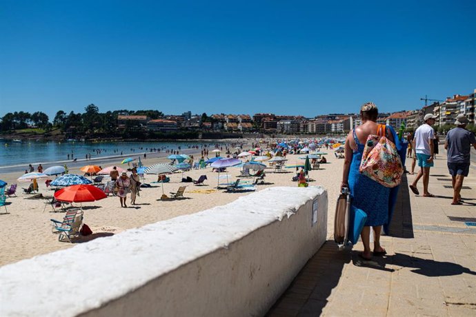 Archivo - Varias personas en la playa, a 7 de agosto de 2023, en Pontevedra, Galicia (España).  