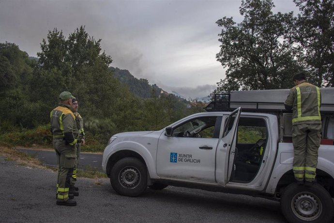 Trabajadores de la Xunta de Galicia trabajan en el incendio del Parque Natural de Baixa Lima-Serra do Xurés