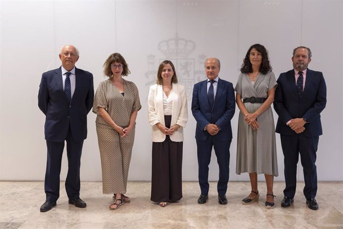 Reunión de la secretaria de Estado de Comercio, Amparo López Senovilla, con representantes de la industria láctea española.