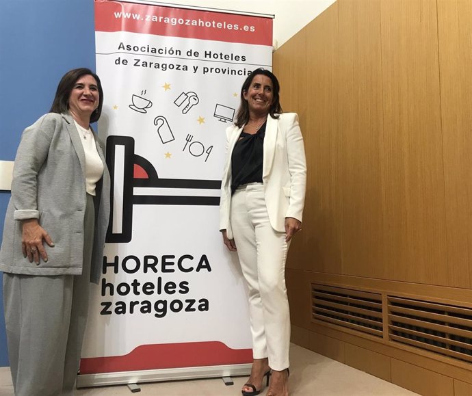 La consejera municipal de Educación, Cultura y Turismo del Ayuntamiento de Zaragoza, Sara Fenández; y la viecepresidenta de Horeca Hoteles, Maria Jesús Fuentes