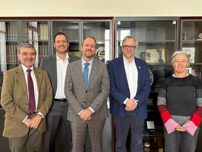 El rector de la UNIA, José Ignacio García, en el centro de la imagen con motivo de la inauguración de los Cursos Iberoamericanos 2024.