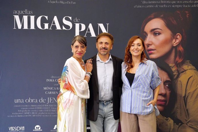 Las actrices Mónica Bardem (izquierda) y Carmen Ibeas (derecha) junto al actor José Mota durante la presentación de las Jornadas de concienciación sobre el Alzheimer 'Unos días para recordar'