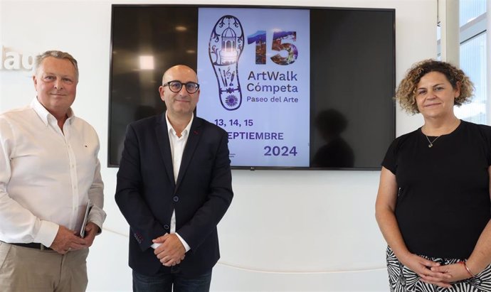 El vicepresidente y diputado provincial de Cultura, Manuel López Mestanza ha presentado la nueva edición de Artwalk junto a la teniente de alcalde y concejala de Cultura de Cómpeta, Mónica Ruiz, y a uno de los organizadores, Steven Craven