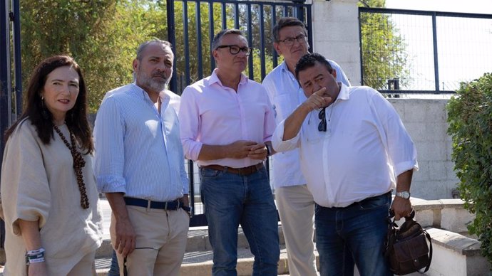 El portavoz del Vox en el Parlamento de Andalucía, Manuel Gavira, a las puertas del IES La Ribera de Almonte, acompañado por miembros de la formación en la provincia de Huelva.