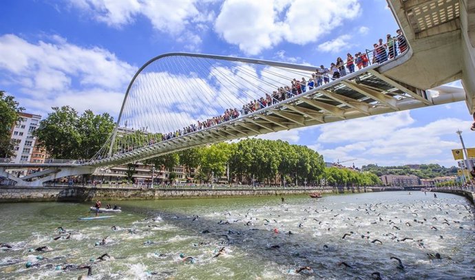 Archivo - Tramo a nado del Triatlón de Bilbao