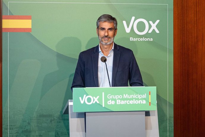 El líder de Vox en el Ayuntamiento de Barcelona, Gonzalo de Oro, este jueves en rueda de prensa.