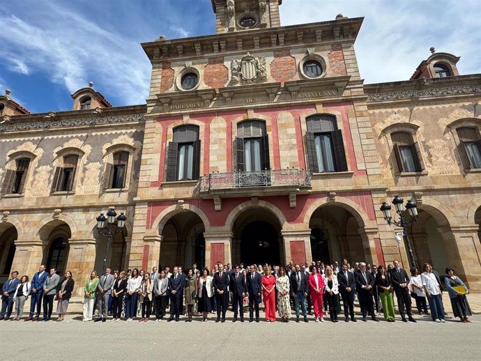 Minuto de silencio ante la fachada del Parlament este jueves al finalizar el pleno, con el presidente de la Generalitat, Salvador Illa; el del Parlament, Josep Rull, y representantes del Govern y de los grupos parlamentarios