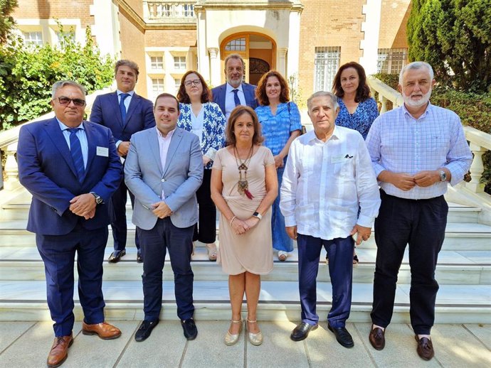 La consejera de Sostenibilidad, Catalina García, en el centro de la imagen tras la reunión mantenida con la Federación Andaluza de Empresarios de Playas.