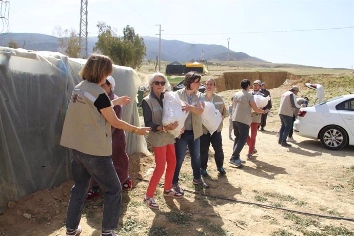 Varias personas de Cáritas Marruecos ayudando en uno de los proyectos tras el terremoto.